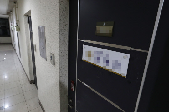 청와대 민정비서관실 출신 검찰 수사관 사망      (서울=연합뉴스) 이정훈 기자 = 백원우 전 청와대 민정비서관 휘하에서 행정관으로 근무했던 검찰 수사관 A씨가 1일 오후 숨진채 발견된 서울 서초구 한 사무실.        '청와대 하명 수사 의혹'에 연루됐다고 알려진 A 수사관은 이날 오후 6시 서울중앙지검 공공수사2부에 참고인으로 출석할 예정이었던 것으로 전해졌다. 2019.12.1      uwg806@yna.co.kr  (끝)